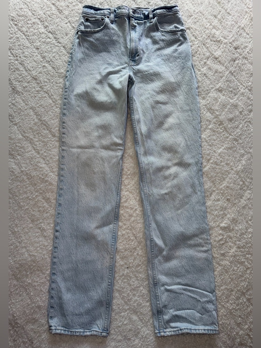 Abercrombie The 90’s Straight Ultra High Rise-Lightwash Slightly Distressed